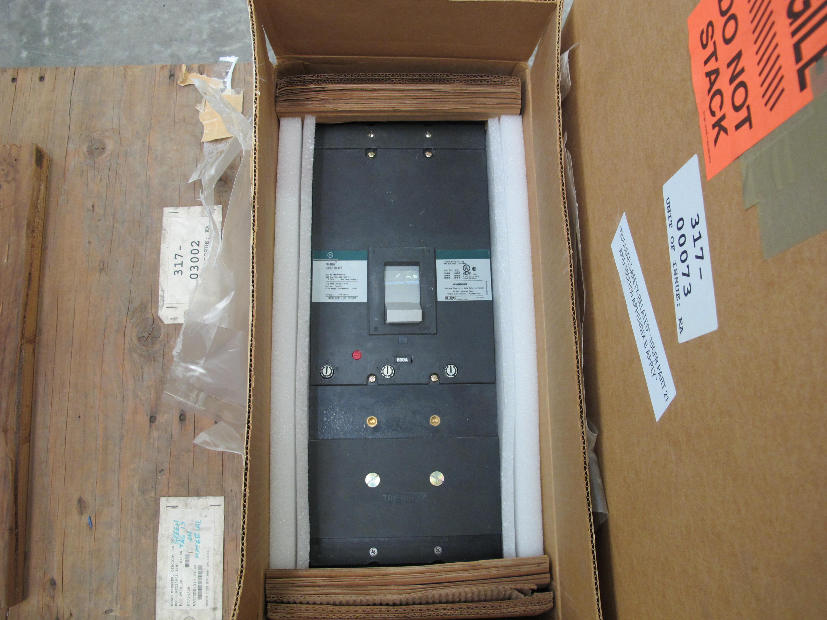 BREAKER, CIRCUIT TYPE, THERMAL MAGNETIC KIND, 600 AMP RATING, 600 VOLT RATING, 3 POLE. PART # TB63600BJ14 (W-44) LOADING & HANDLING FEE $15-